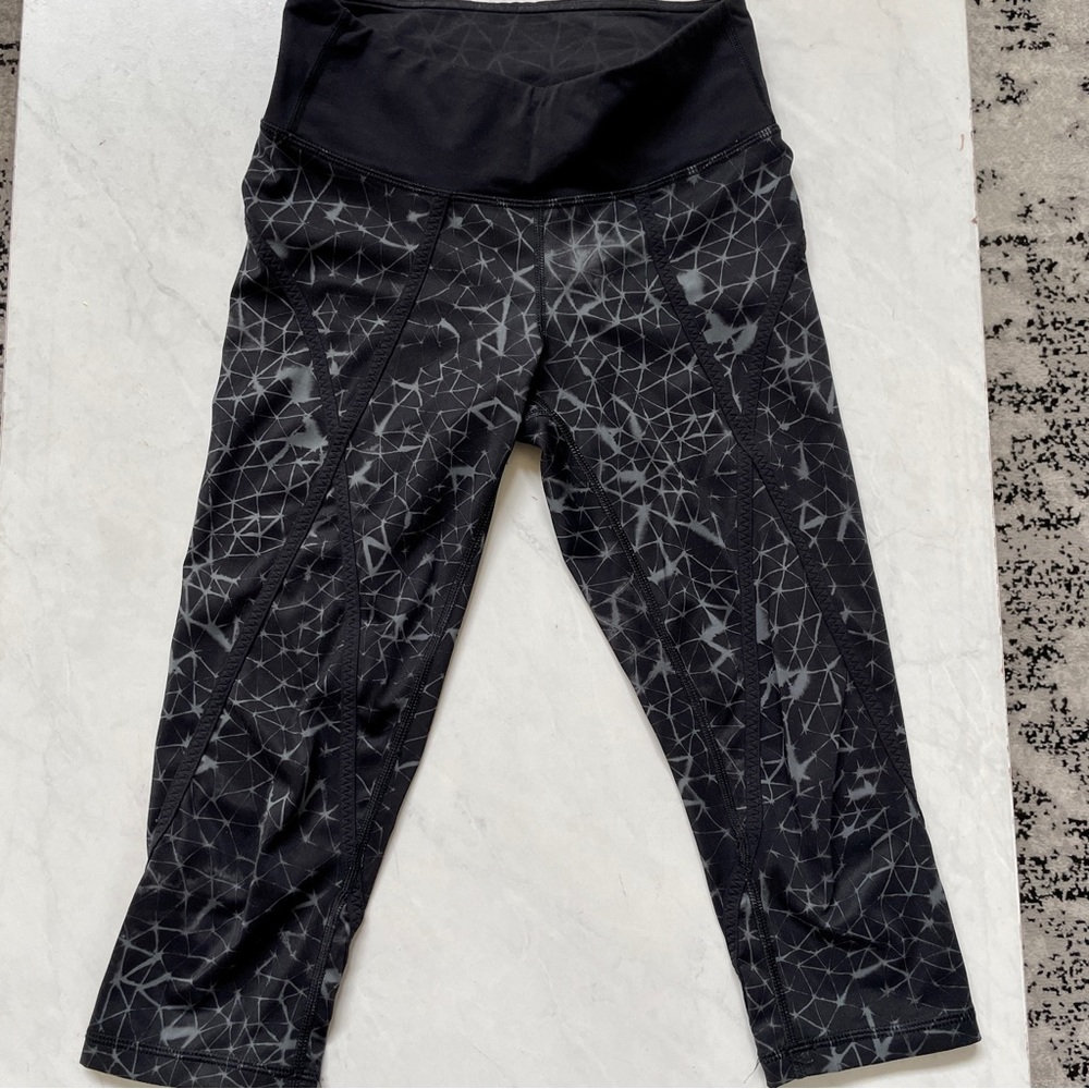 SOLD! Lululemon black and white capris leggings size 4